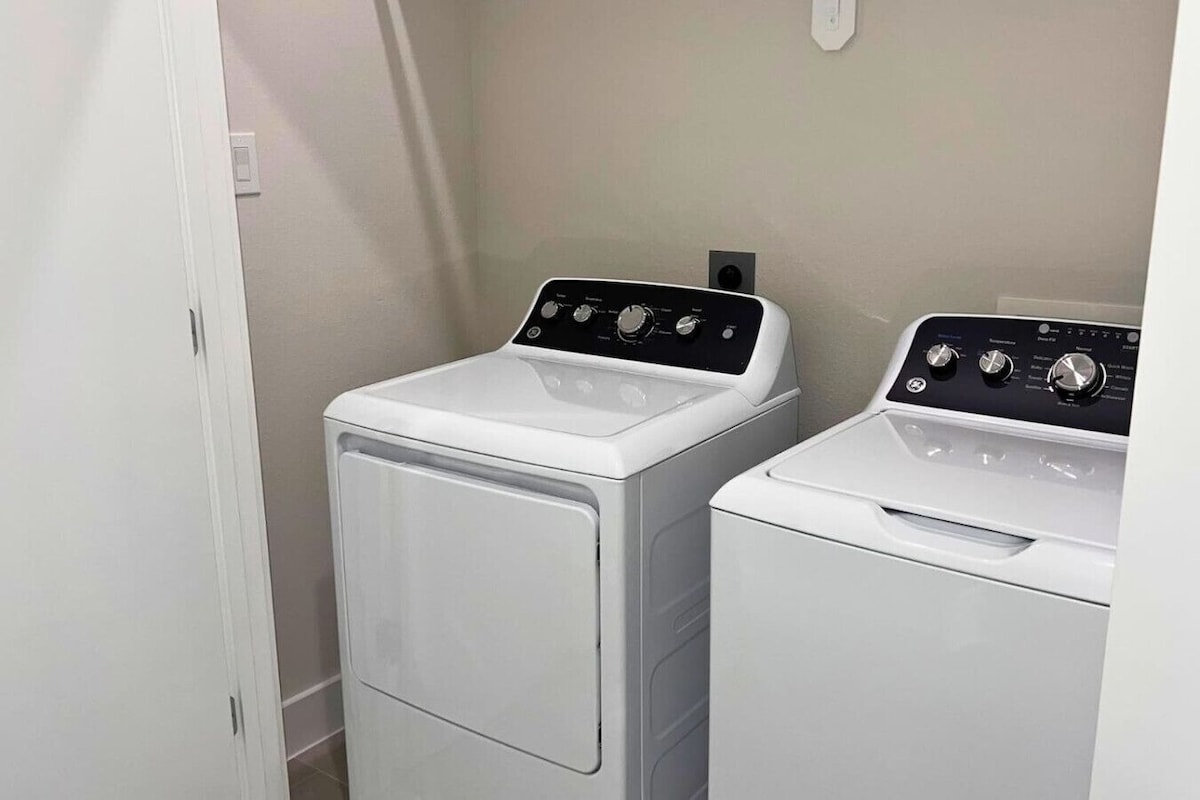 Photo 6 of Spacious 3BR/2BA near Downtown with kitchen, WiFi, laundry, garage & quiet gated community