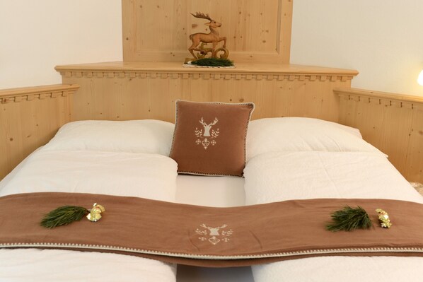 Iron/ironing board, bed sheets