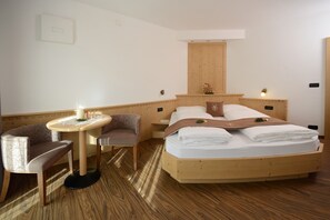 Iron/ironing board, bed sheets