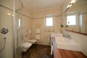Ducha, bidet, toallas