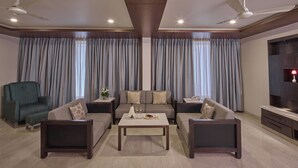 Una sala moderna con un sofá, una mesa de centro y un mueble para televisión.