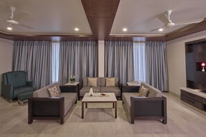 Una sala moderna con un sofá, una mesa de centro y un mueble para televisión.