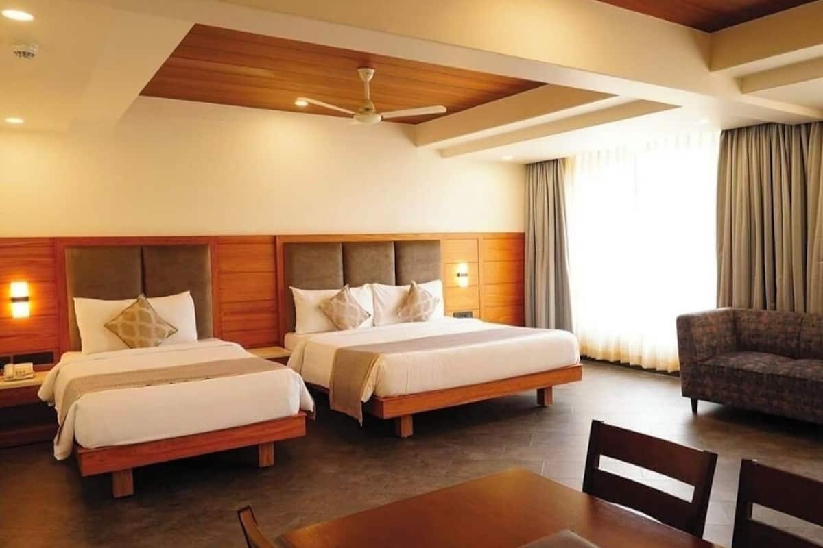 Kamar Triple Deluks | Busa memori, minibar, brankas, dan meja kerja