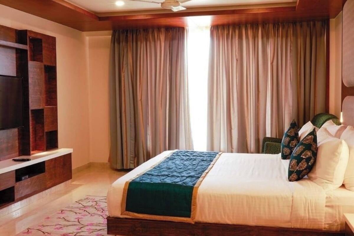 Suite | Busa memori, minibar, brankas, dan meja kerja