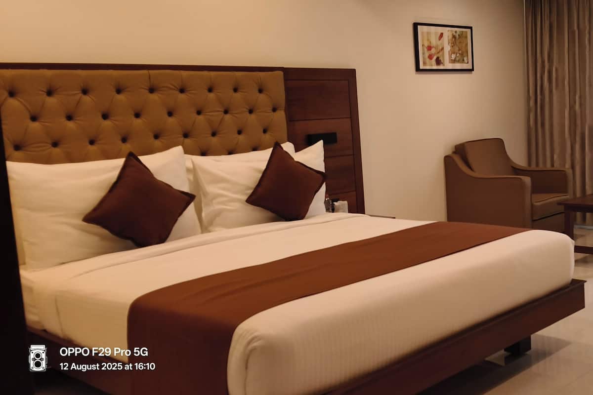 Executive Double or Twin Room, City View | Memory foam beds, minibar, in-room safe, desk