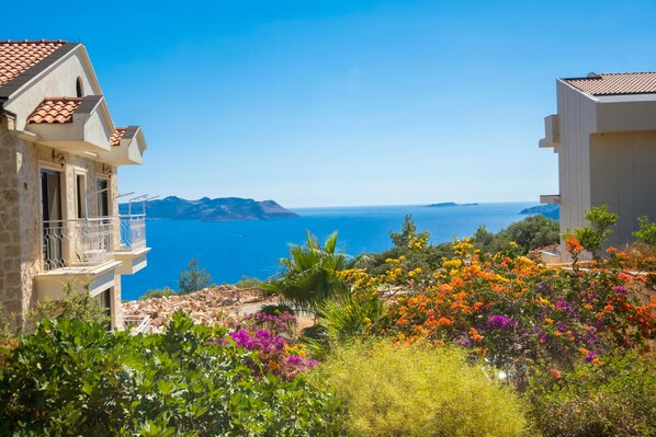 Estudio estándar, balcón, vista parcial al mar | Vista desde la habitación