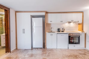 Estudio estándar, balcón, vistas parciales al mar | Cocina privada