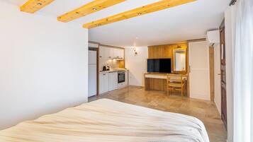 Standard Studio, Balcony, Partial Sea View | Cadar kapas Mesir, peralatan tempat tidur premium