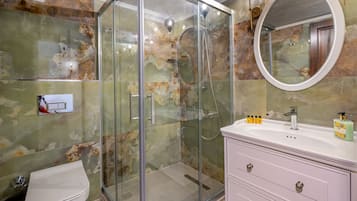 Standard Studio, Balcony, Partial Sea View | Bilik Mandi | Selipar