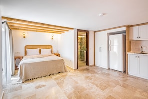 Estudio estándar, balcón, vistas parciales al mar | Sábanas de algodón egipcio y ropa de cama de alta calidad