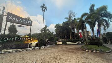 Condo, 2 Bedrooms, Accessible, Balcony | Property grounds