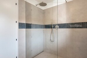 Dusche, kostenlose Toilettenartikel, Haartrockner, Handtücher