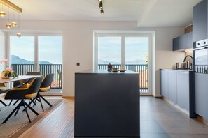 Kylskåp, ugn, spishäll och diskmaskin