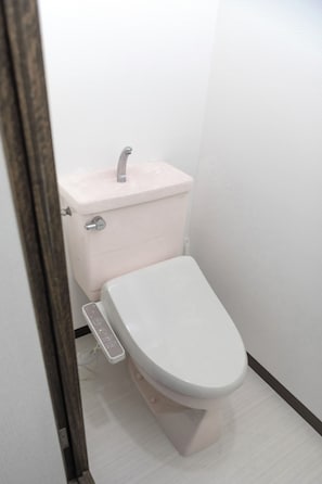 Haartrockner, Handtücher, Seife, Toilettenpapier