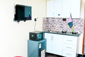 Classic Apartment, Lake View | Private kitchen | Fridge, microwave, cookware/dishes/utensils