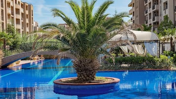 Una piscina al aire libre
