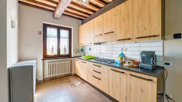 Kühlschrank, Wasserkocher mit Kaffee-/Teezubehör