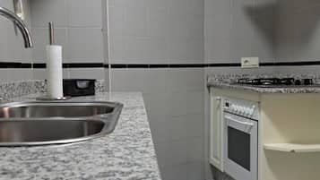 Fridge, microwave, oven, coffee/tea maker