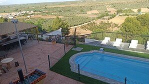 Piscina amb vista a una vinya, mobiliari exterior i zona de terrassa.