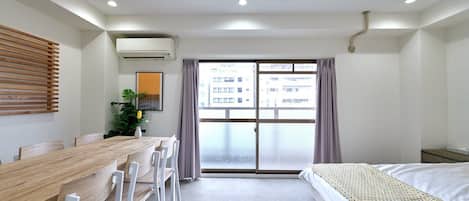 3 室のベッドルーム、デスク、アイロン / アイロン台、インターネット