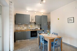 Frigorifero, forno, piano cottura, lavastoviglie