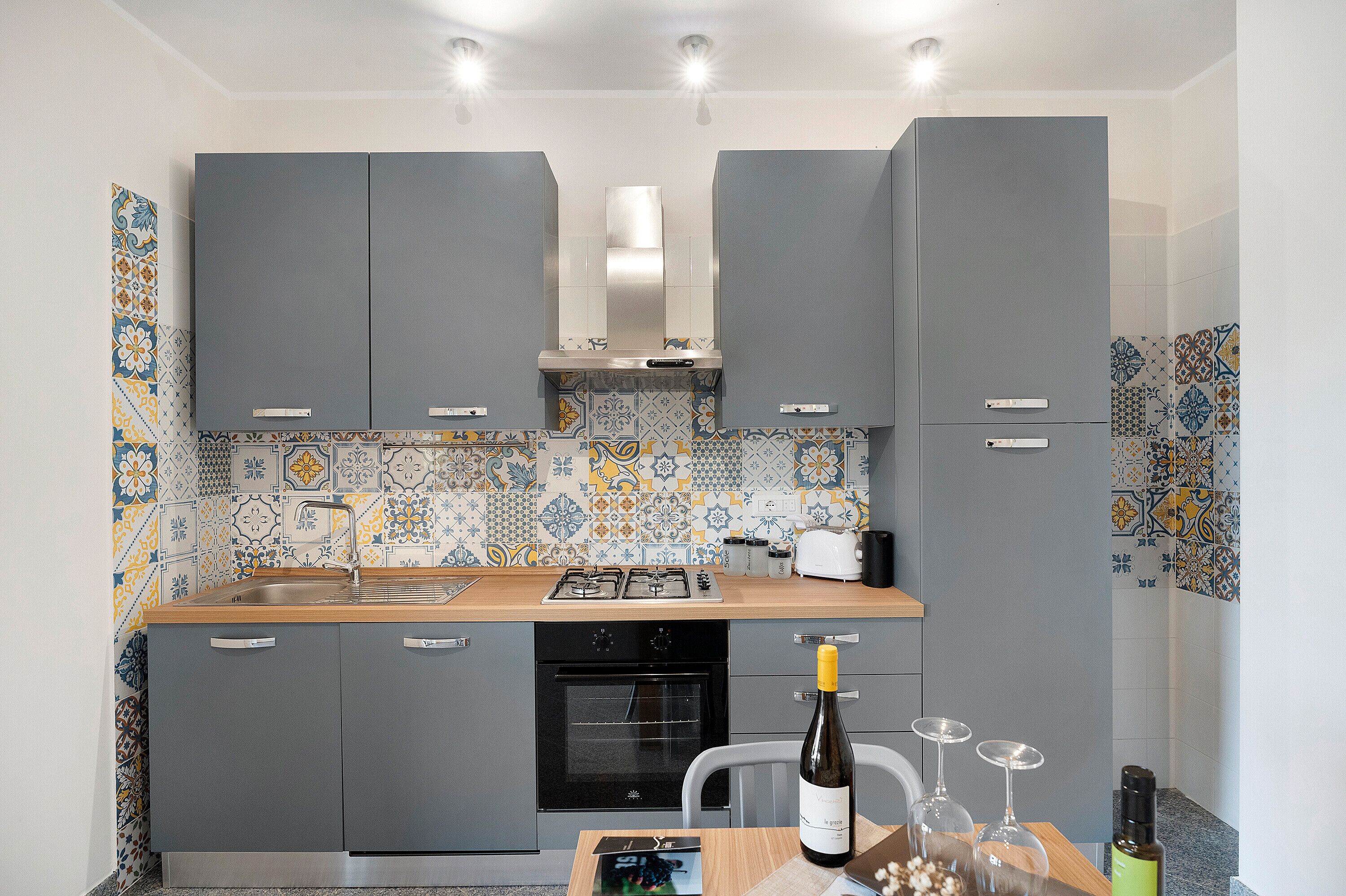 Frigorifero, forno, piano cottura, lavastoviglie