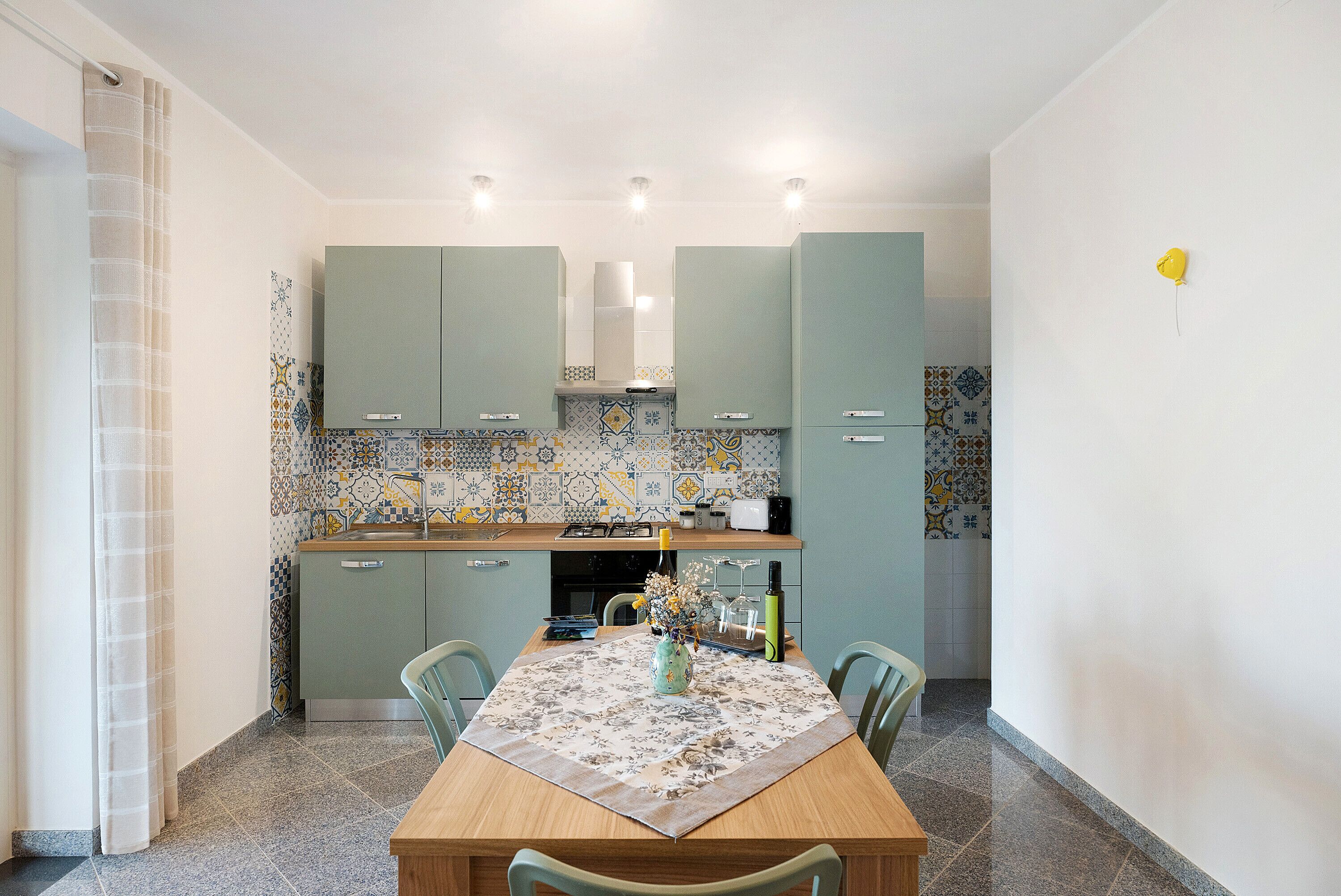 Frigorifero, forno, piano cottura, lavastoviglie