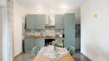 Frigorifero, forno, piano cottura, lavastoviglie