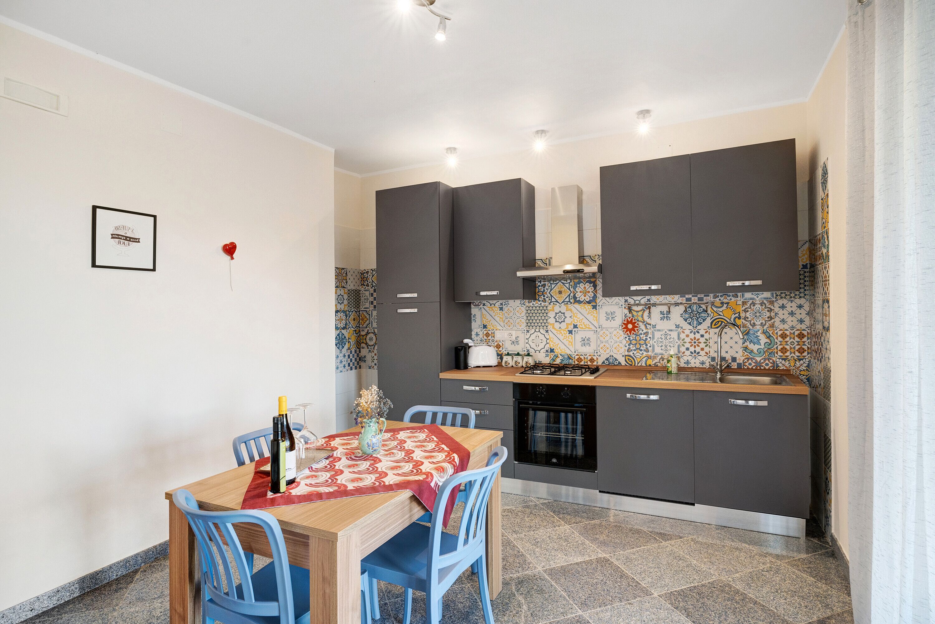 Frigorifero, forno, piano cottura, lavastoviglie