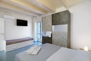 1 bedroom, iron/ironing board, WiFi, bed sheets - Apartment 'Appartamento Ulivo Vista Piscina' with Sea View, Wi-Fi and Air Conditioning (Montecorice)