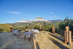 Outdoor dining - Apartment 'Appartamento Ulivo Vista Piscina' with Sea View, Wi-Fi and Air Conditioning (Montecorice)