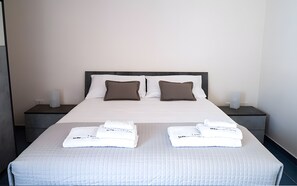 1 slaapkamer, een strijkplank/strijkijzer, wifi, beddengoed