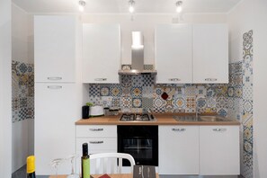 Frigorifero, forno, piano cottura, lavastoviglie