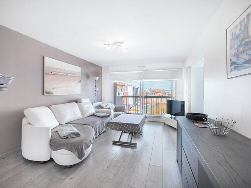 Modern city center apartment with balcony and wifi