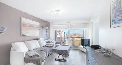 Modern city center apartment with balcony and wifi