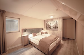 3 bedrooms, in-room safe, iron/ironing board, free WiFi
