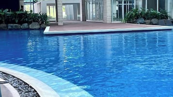 Apartamento, 1 habitación, accesible para personas con discapacidad, vistas a la ciudad | Piscina | Una piscina al aire libre