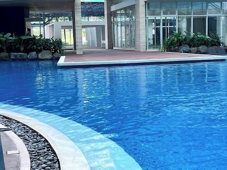 Una piscina al aire libre