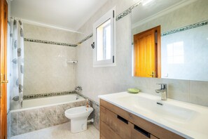 Shower, hair dryer, towels - Country House 'Ses Tanquetes' with Mountain Views, Private Pool and Wi-Fi (Illes Balears)