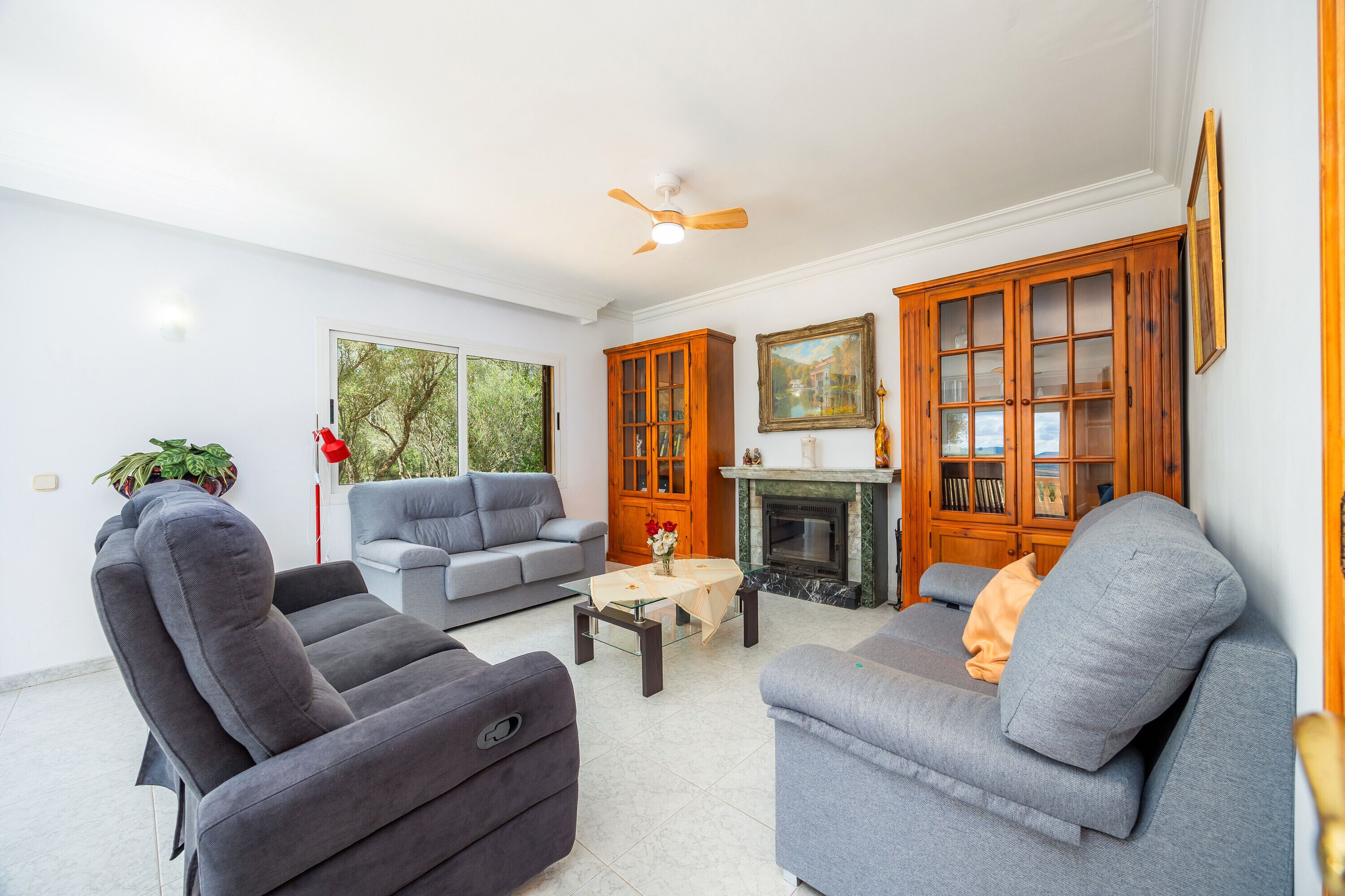 Una televisión, una chimenea