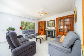 TV, fireplace