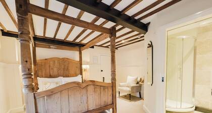 Experience boutique comfort above The Powell pub in Birchington. Stylish en-suite rooms, luxury touches, and a vibrant pub below—perfect for business, couples, or families. Book your coastal escape today!