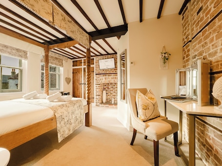 1 chambre, Wi-Fi gratuit. Experience boutique comfort above The Powell pub in Birchington. Stylish en-suite rooms, luxury touches, and a vibrant pub below—perfect for business, couples, or families. Book your coastal escape today!