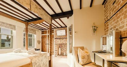 Experience boutique comfort above The Powell pub in Birchington. Stylish en-suite rooms, luxury touches, and a vibrant pub below—perfect for business, couples, or families. Book your coastal escape today!