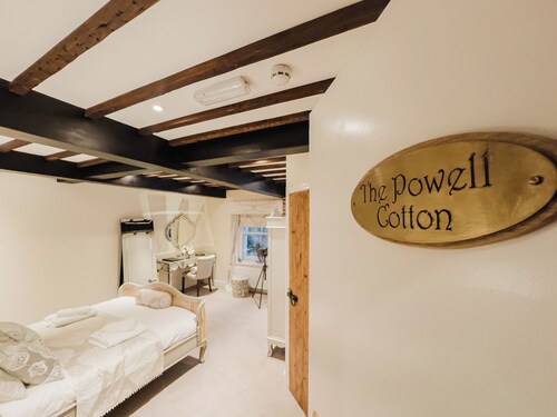 Experience boutique comfort above The Powell pub in Birchington. Stylish en-suite rooms, luxury touches, and a vibrant pub below—perfect for business, couples, or families. Book your coastal escape today!