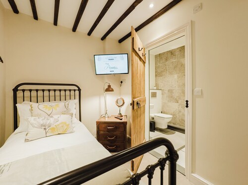 Experience boutique comfort above The Powell pub in Birchington. Stylish en-suite rooms, luxury touches, and a vibrant pub below—perfect for business, couples, or families. Book your coastal escape today!