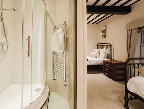 Experience boutique comfort above The Powell pub in Birchington. Stylish en-suite rooms, luxury touches, and a vibrant pub below—perfect for business, couples, or families. Book your coastal escape today!