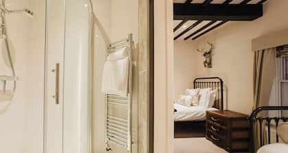 Experience boutique comfort above The Powell pub in Birchington. Stylish en-suite rooms, luxury touches, and a vibrant pub below—perfect for business, couples, or families. Book your coastal escape today!