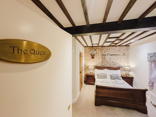 Experience boutique comfort above The Powell pub in Birchington. Stylish en-suite rooms, luxury touches, and a vibrant pub below—perfect for business, couples, or families. Book your coastal escape today!