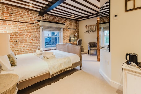 1 bedroom, free WiFi. Experience boutique comfort above The Powell pub in Birchington. Stylish en-suite rooms, luxury touches, and a vibrant pub below—perfect for business, couples, or families. Book your coastal escape today!